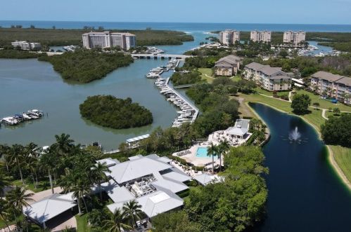 425 Cove Tower Dr, Naples FL 34110-6084 exterior