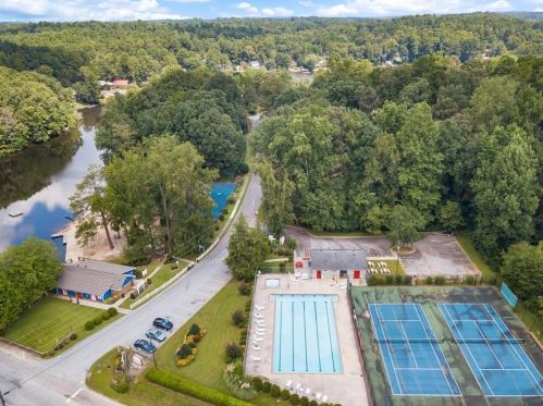 8474 Lake Dr, Lithonia GA  30039-6562 exterior