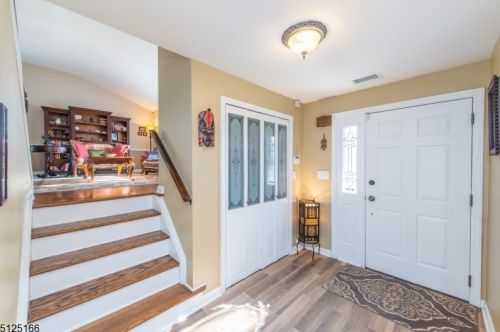 7 Kings Ct, Parsippany, NJ 07054-4813