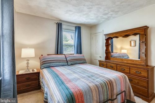 902 Lewis Ave, Rockville MD 20851-2350 exterior