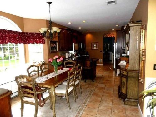 32 Pheasant Run Ln, Huntington Station NY 11746-8142 exterior