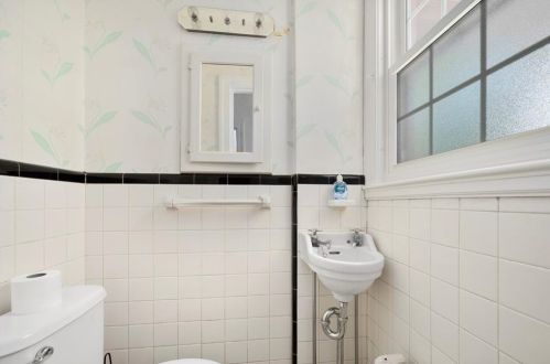 655 Pleasant Vly Pkwy, Providence RI 02908-4214 exterior