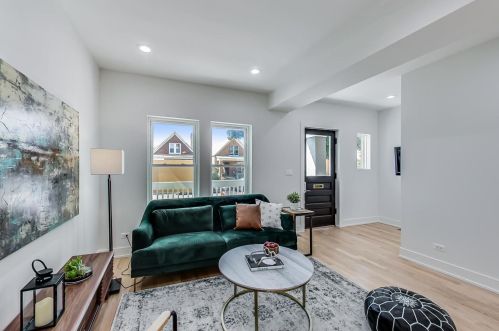 2830 Barry Ave, Chicago IL  60618-7016 exterior