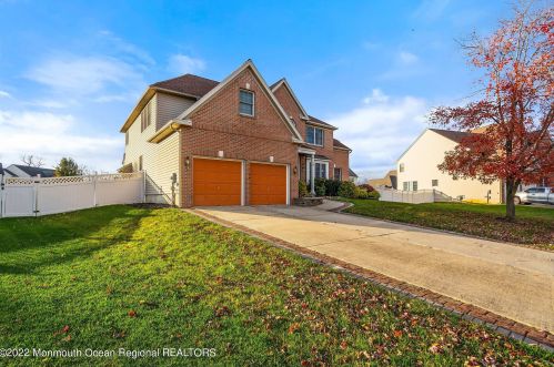 16 Fieldcrest Dr, Columbus, NJ 08022-1960