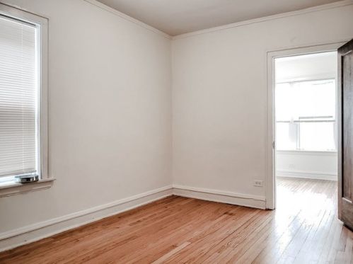 8516 Bennett Ave, Chicago IL 60649-4007 exterior