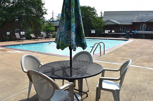 6977 Colonial Woods Dr, Saint Louis, MO 63129-1032