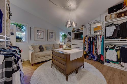 925 Bay Point Rd, Milwaukee WI  53217-1355 exterior