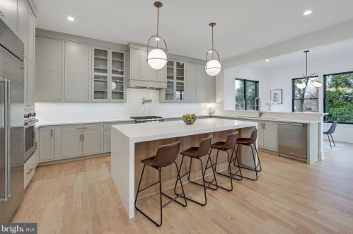 1422 Mayflower Dr, Mc Lean VA 22101-5615 exterior