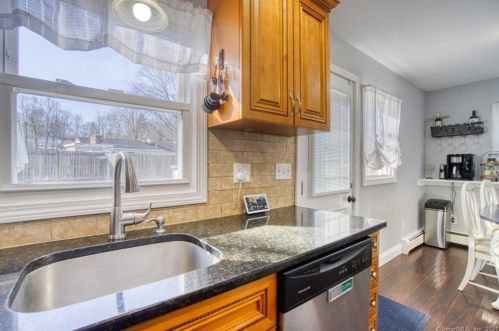 42 Apple St, Wallingford CT 06492-2904 exterior