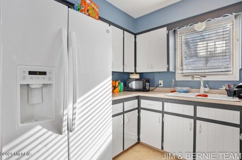 3100 Stratford Dr, Wyoming MI exterior