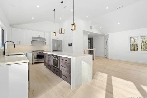 37 Walnut Hill Rd, Ridgefield CT  06877-2906 exterior