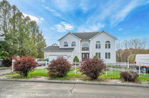 21 Hart Dr, Poughkeepsie, NY 12603-1147