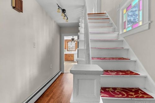 46 Glenwood St, Manchester CT  06040-6142 exterior