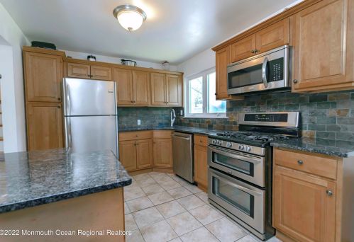 26 Phillips Rd, Edison NJ 08817-4611 exterior