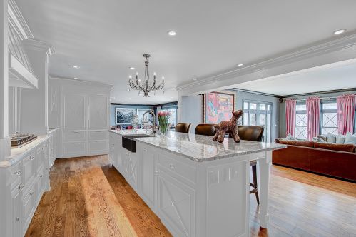 233 Ravine Baye Rd, Milwaukee WI 53217-1330 exterior