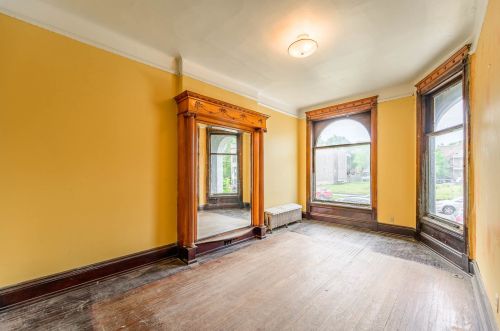 430 46th St, Chicago, IL 60653-4102