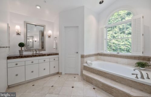 1941 Valleywood Rd, Mc Lean VA  22101-4931 exterior