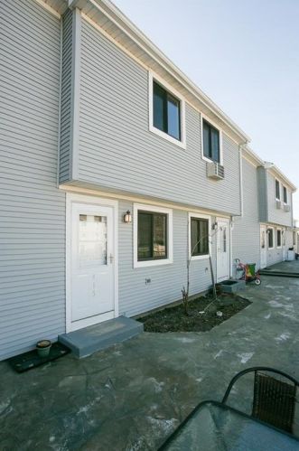 66 Girard Ave, Middletown RI 02840-1100 exterior