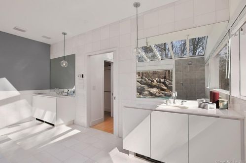 15 Hycliff Rd, Greenwich CT 06831-3223 exterior