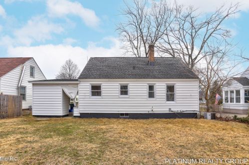 3013 Roosevelt Rd, Meskegon MI 49441-3905 exterior