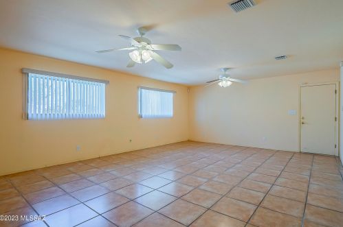 5860 Swan Rd, Tucson AZ 85718-5433 exterior