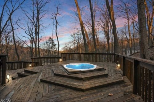 561 Shr Trl, Sparta NJ 07871-1208 exterior