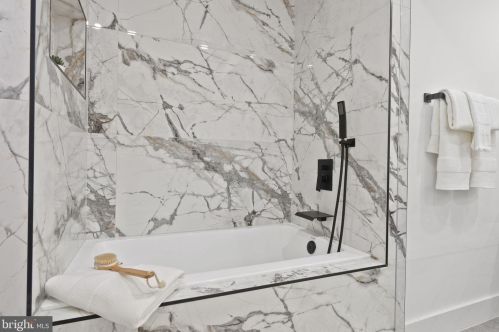 2706 Valley Dr, Alexandria VA  22302-2845 exterior