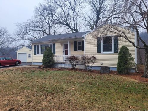 504 Roosevelt Dr, Derby, CT 06418-1033