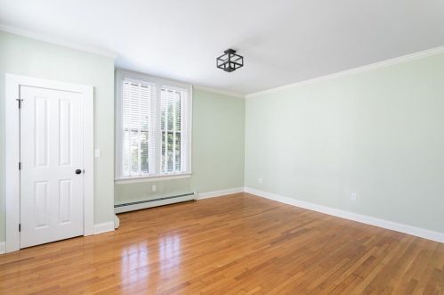 29 Champlin St, Middletown RI 02840-2879 exterior