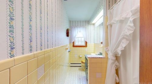 10 Oxcart Dr, Windsor CT 06095-1218 exterior