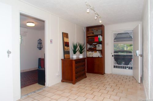 3415 Kaohinani Dr, Honolulu HI 96817-1040 exterior