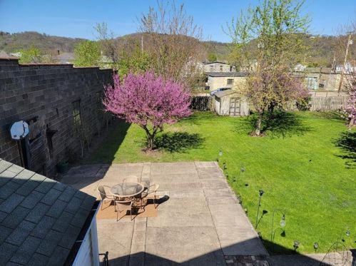 1213 4th Ave, Moon Twp PA 15108-1617 exterior