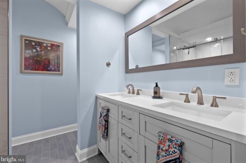 310 16th St, Philadelphia PA  19102-4907 exterior