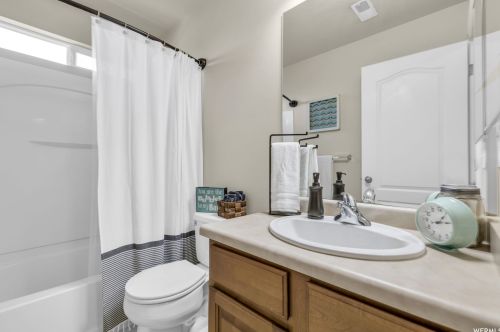 3939 Spencer Crst Ln, Taylorsville UT 84084-5004 exterior