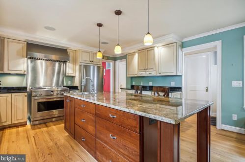 2417 Davis Ave, Alexandria VA  22302-3209 exterior