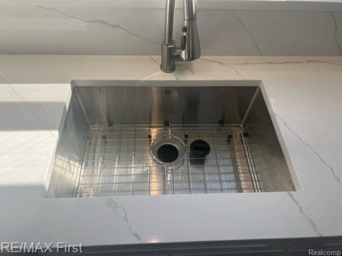 77 Tecumseh St, Clawson MI  48017-2054 exterior