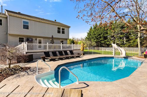 4 Country Rd, Jackson Twp NJ 08527-3300 exterior