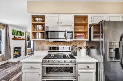 8600 Bisbee Ct, Austin TX 78745-8060 exterior