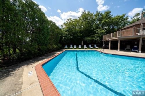 9 Lawrence Ct, Teaneck NJ 07666-6489 exterior