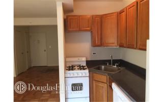 225 46th St, New York NY  10017-2919 exterior