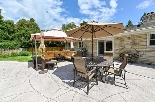 6855 Lk Dr, Milwaukee WI 53217-3622 exterior