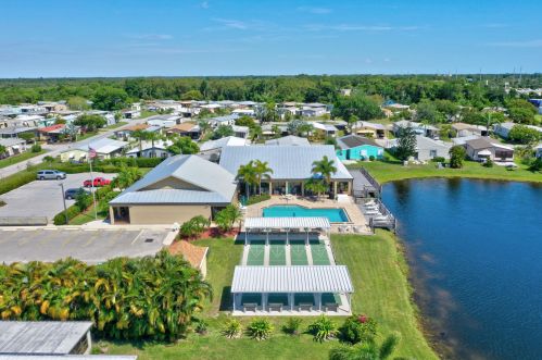 560 Natalie Dr, Fort Pierce FL 34952-7903 exterior