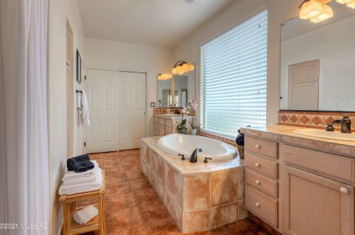 1374 Night Heron Dr, Green Valley AZ 85614-6014 exterior