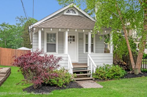 212 Station Dr, Lacey, NJ 08731-3537