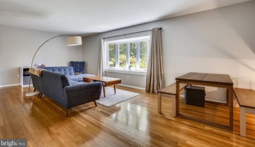 16505 Grande Vista Dr, Rockville, MD 20855-1917