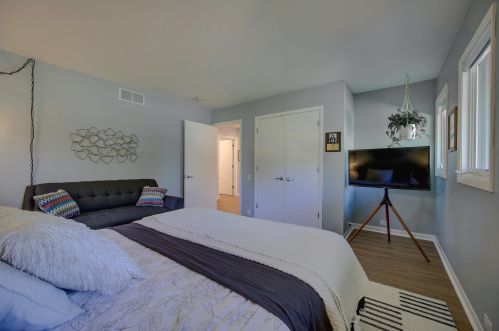 925 Bay Point Rd, Milwaukee WI  53217-1355 exterior