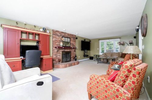 21 Celtic Ct, Enfield CT 06082-5777 exterior