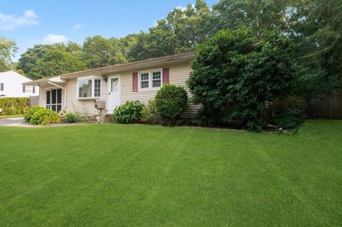 9 Jade Rd, Coventry, RI 02816-4316