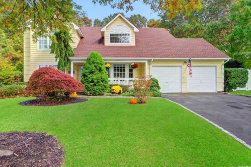 56 Westminster Dr, Bohemia, NY 11716-3969