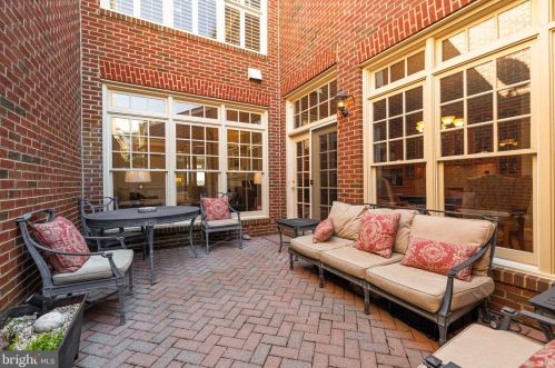 1456 Harvest Xing Dr, Mc Lean VA 22101-5651 exterior